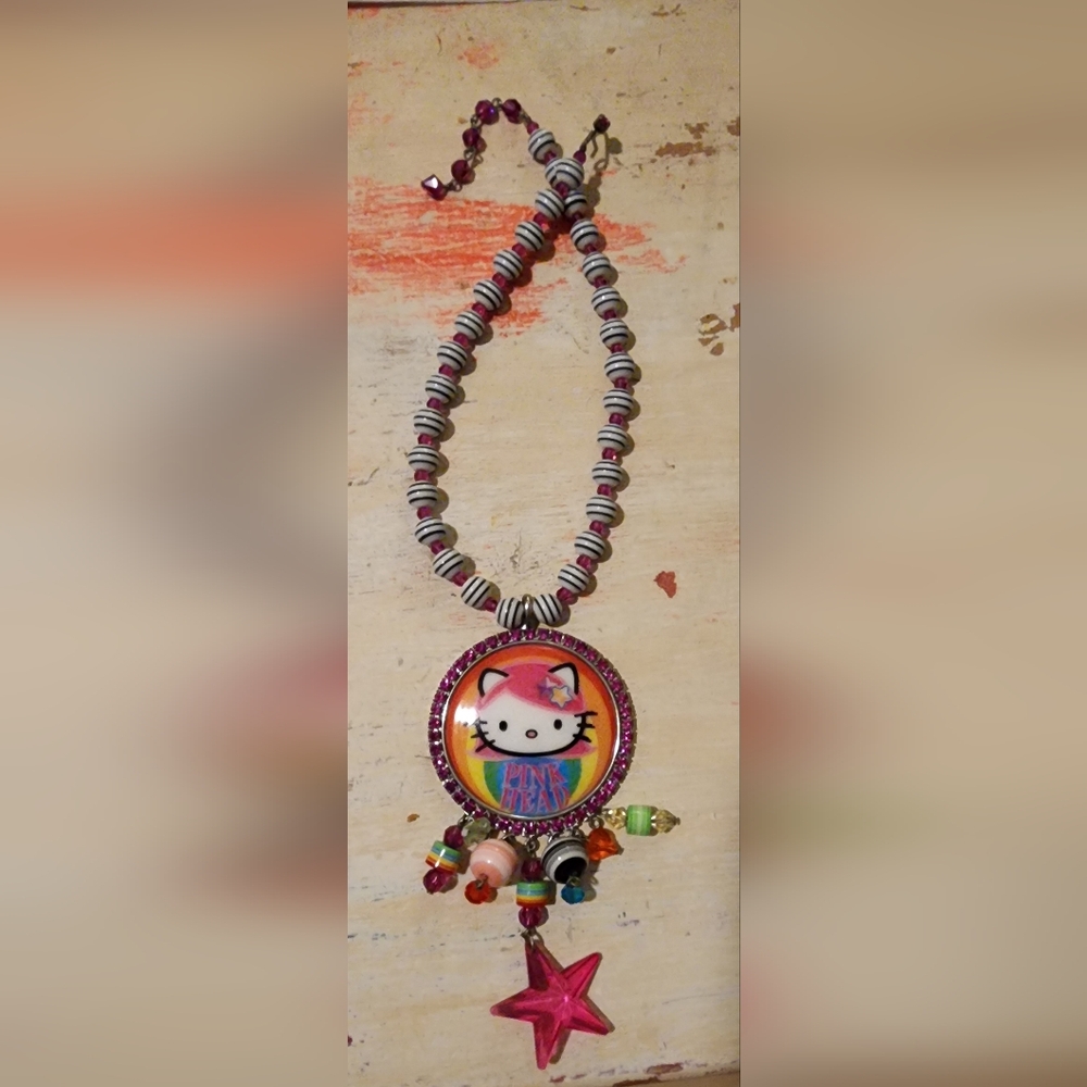 Tarina Tarintino Vintage Hello Kitty Rainbow Beaded Necklace Excellent condition